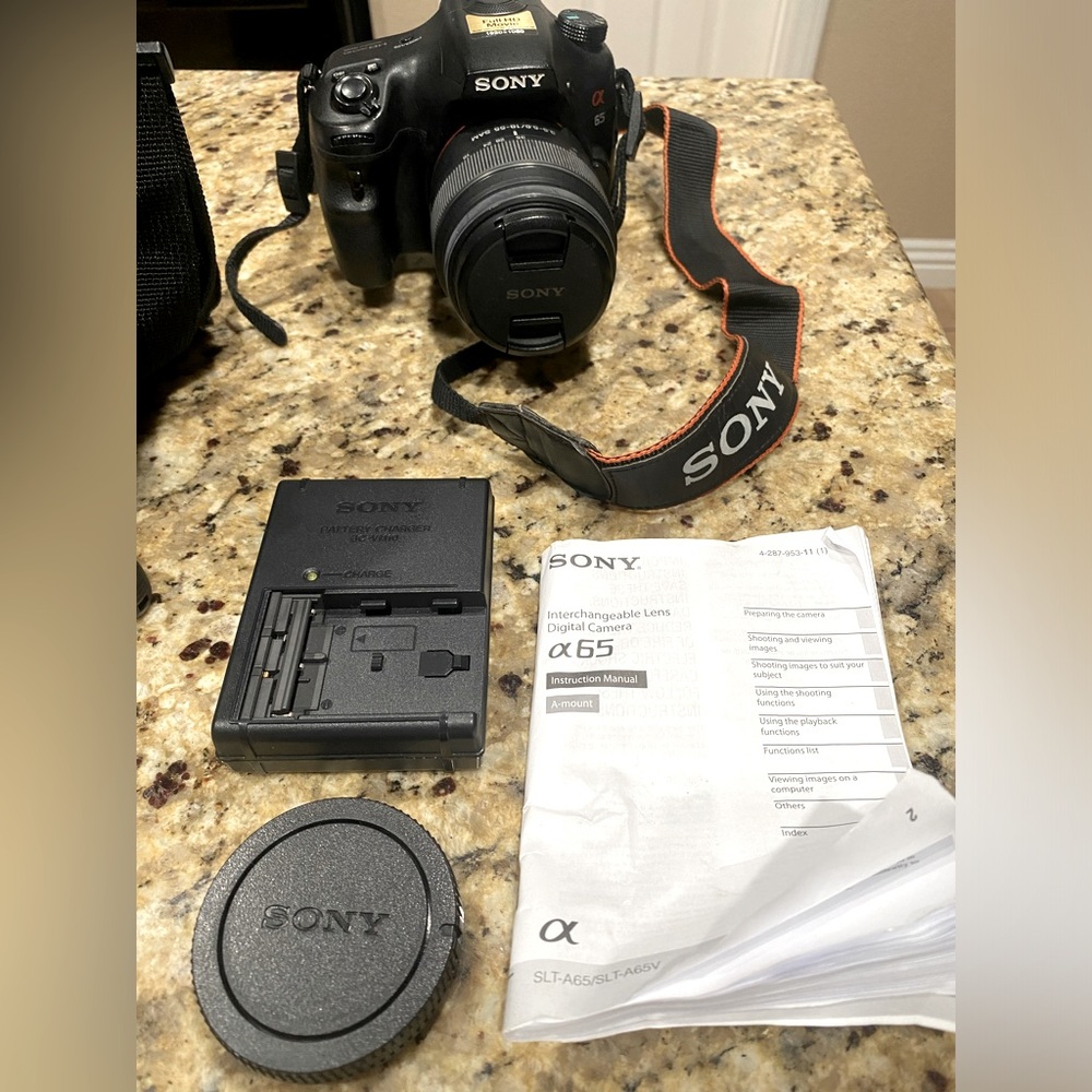 Sony α 65 SLT-A65V 18-135mm Digital Camera 32 Mem CardCharging Battery & Bag Set
